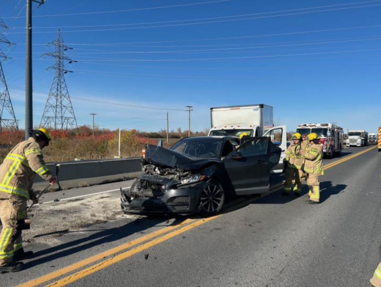 L'un des véhicules impliqué dans le carambolage sur la route 335.