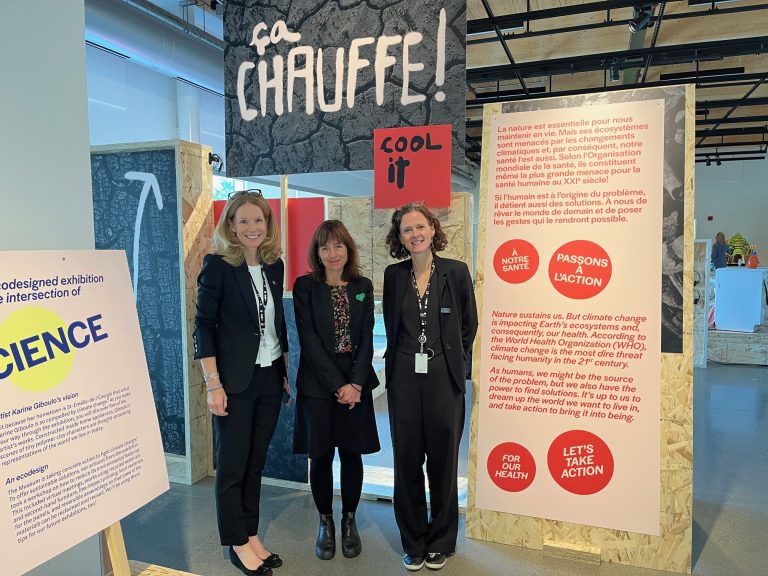 Guylaine Archambault directrice générale du Musée de la santé André-Frappier, Laure Waridel, écosociologue, et Christelle Sachot gestionnaire du développement de la programmation et des contenus scientifiques du Musée dans l’entrée de l’exposition Ça Chauffe! Cool it!,au Musée de la santé Armand-Frappier.