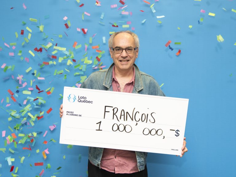 François Dion avec son chèque d'un million de dollars.