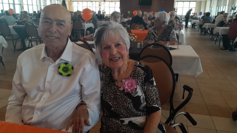 Les époux Ginette Théoret et Richard Duchesne ont récemment souligné leurs anniversaire en bonne compagnie, un tradition bien établie auprès des aînés des Résidences Soleil Manoir Laval.