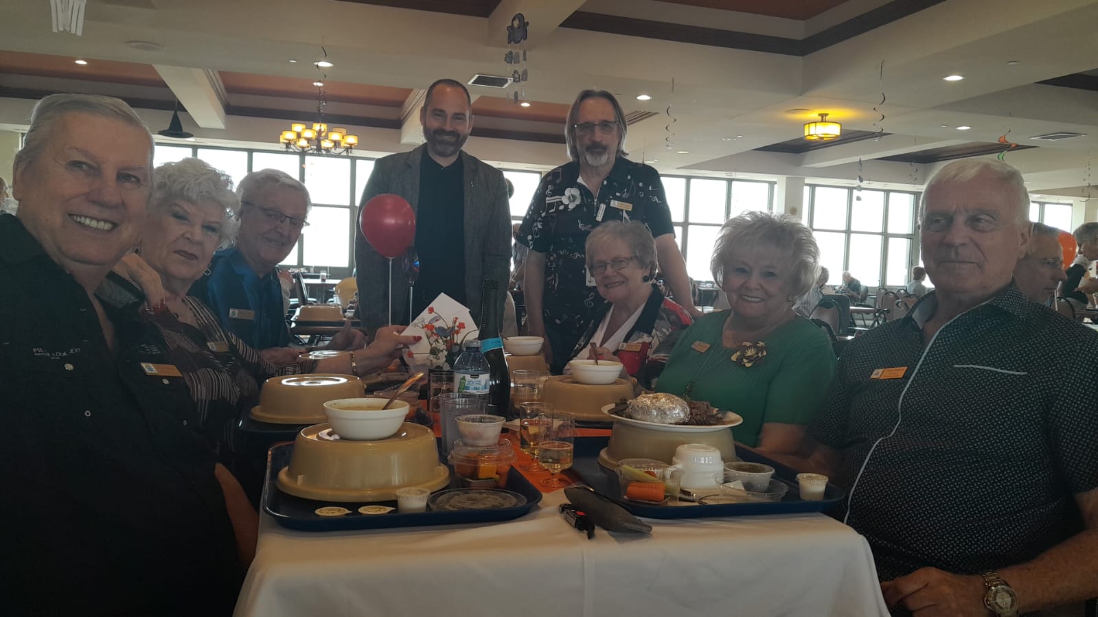 Étaient de la fête les membres du comité des résidents Résidences Soleil Manoir Laval, soit Michel Dufour, Mariette Tremblay, présidente dudit comité, Gaston Laviolette, Alexandre Warnet conseiller municipal de Laval-des-Rapides, Pierre Ledoux, Suzanne Fontaine, Denise Rousseau et Claude Desjardins.