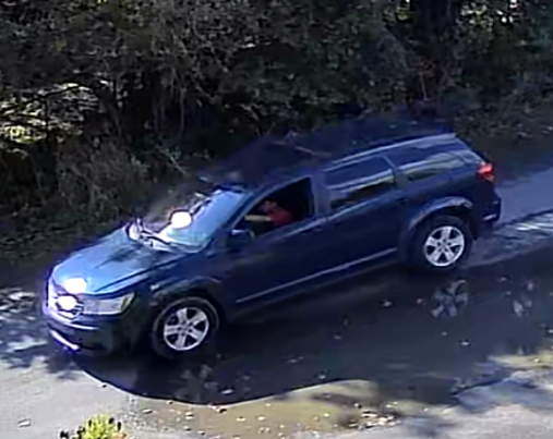 Lors de chaque événement, l’individu recherché a quitté à bord d’un véhicule bleu de marque Dodge Journey. 