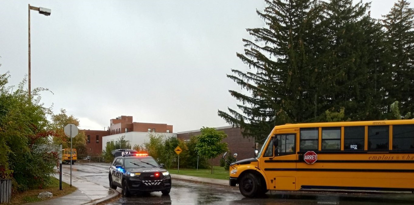 Des policiers ceinturent l'école secondaire Georges-Vanier depuis 13h25 ce mardi 15 octobre, à Laval, après un appel aux propos menaçants.