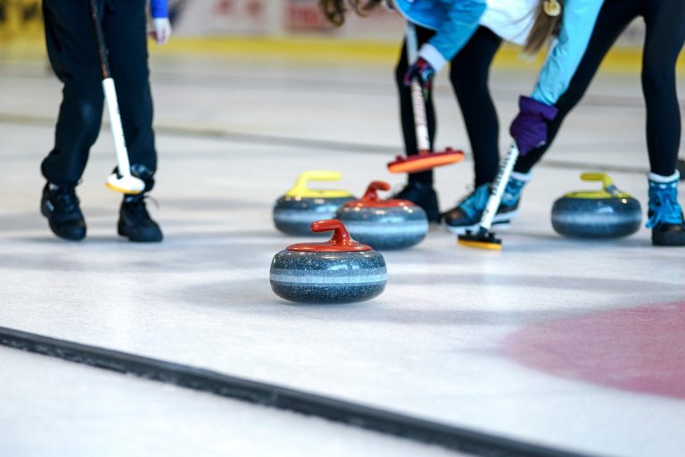 Match de curling, l'un des sports présents au Jeux du Québec.