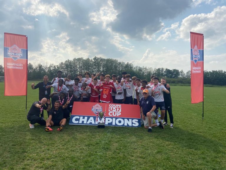 L'équipe du CS Saint-Laurent comprenant quatre Lavallois qui a remporté l'or dans la catégorie masculine U17.