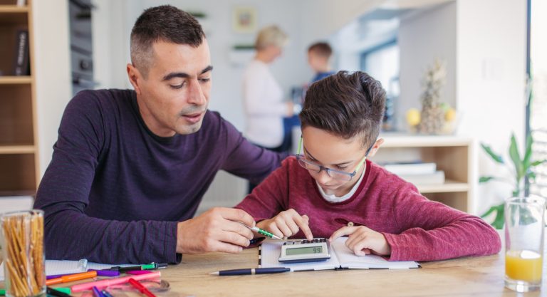 Il est important de parlez argent avec ses enfants et le quotidien présentent de bonnes occasions pour ces leçons financières.