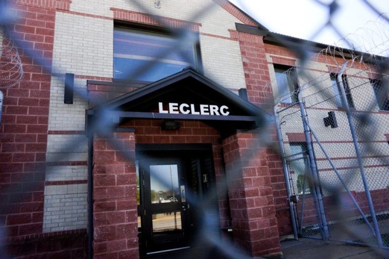 Des fouilles à nu de personnes trans et non-genrées causent des malaises à la prison Leclerc.