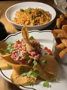 Tartare de boeuf sud-ouest et risotto au homard du nouveau restaurant Vertigo de Laval.