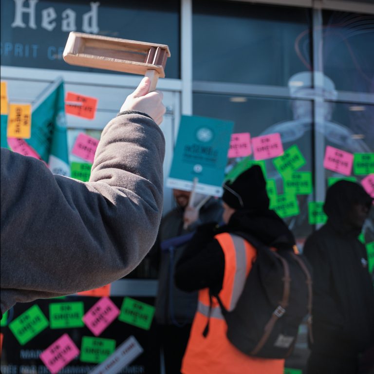 Le Syndicat des employé.e.s de magasins et de bureaux de la SAQ (SEMB-SAQ–CSN) représente les 5000 employé.e.s de magasins et de bureaux de la SAQ, partout au Québec. (Photo gracieuseté - Page Facebook SEMB-SAQ (CSN))