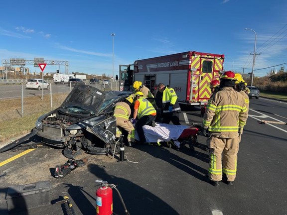 Après cet accident survenu sur la voie de service de l’autoroute 440, les pompiers de Laval ont libéré le conducteur blessé en une dizaine de minutes avant de le remettre aux ambulanciers paramédicaux.