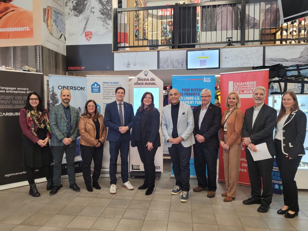 De gauche à droite: Céline Haytayan, députée de Laval-des-Rapides, Daniel L’Ecuyer, vice-président d’Oberson, Lidia Divry, directrice de Laval Économique, Stéphane Boyer, maire de Laval, Elfi Morin, directrice générale de Les produits du Québec, Christopher Skeete, député de Sainte-Rose, Jean T. Rickli, directeur Stratégie et commerce de détail à la CCIL, Valérie Schmaltz, députée de Vimont, Jean-Sébastien Trudel, directeur du développement durable à la CCIL, et Virginie Dufour, députée de Mille-Îles. (Photo 2M.Media – Corinne Prince)