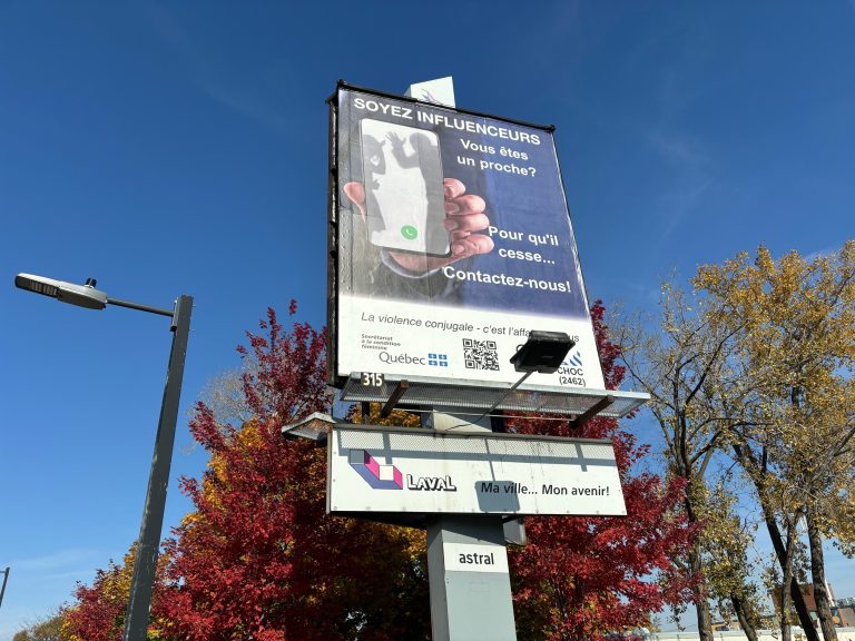 L’un des panneaux publicitaires positionnés à l’une des trois entrées de Laval. (Photo 2M.Media - Benoit LeBlanc)