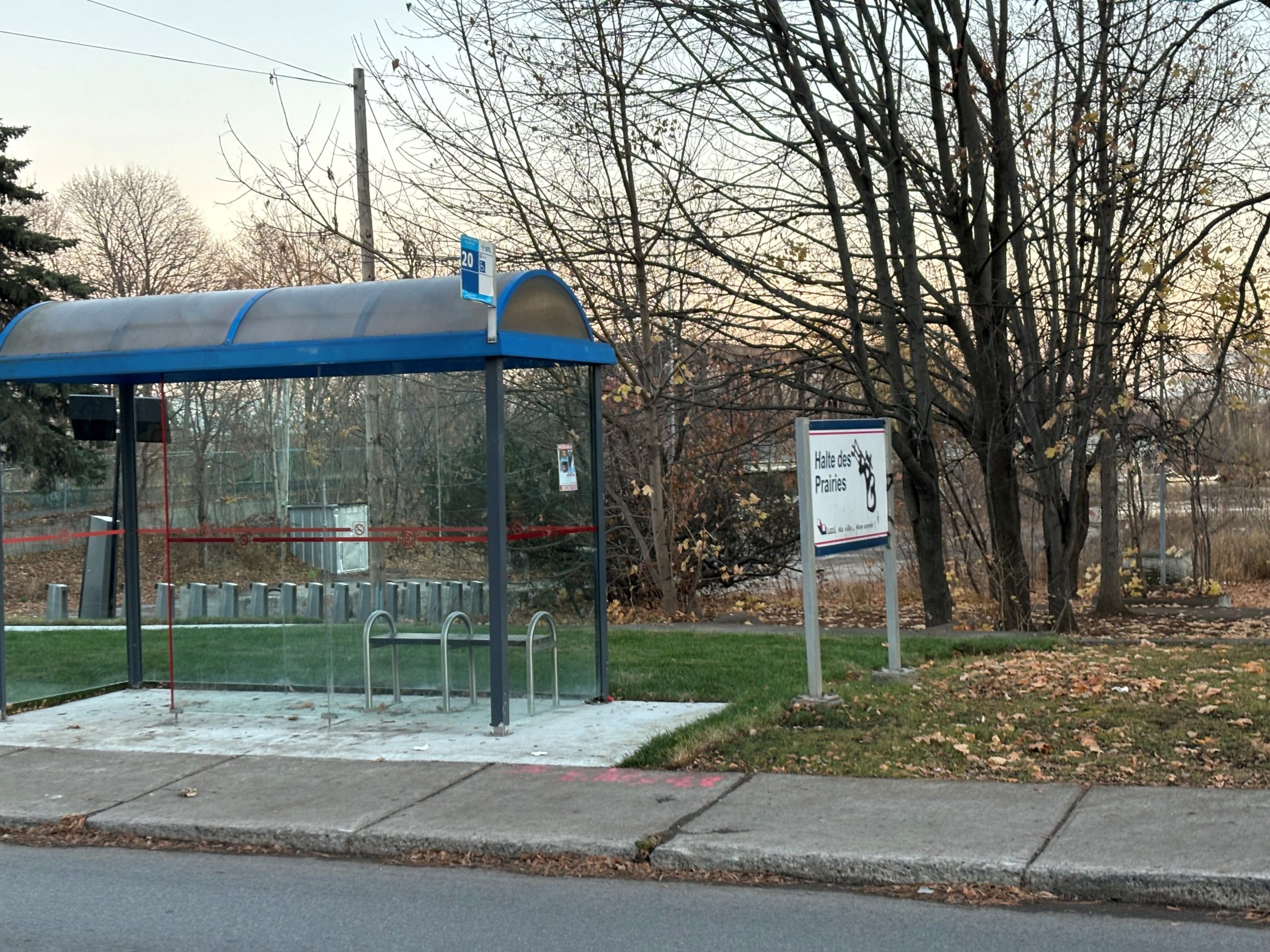 L’endroit où Hasan Pazarcikli a été aperçu la dernière fois, soit l’arrêt d’autobus de la Halte des Prairies, près du boulevard et de la rivière portant le même nom, dans Laval-des-Rapides. 