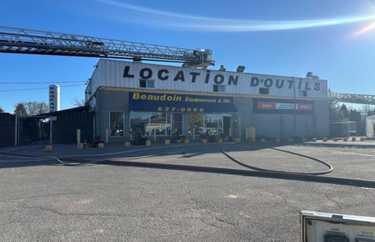 À la suite de ce feu dans un commerce de location d’outils, boulevard Dagenais Ouest, à Laval-Ouest, les pompiers de Laval rappelle aux gens de toujours appeler les services d’urgence en premier lieu avant de tenter une extinction.