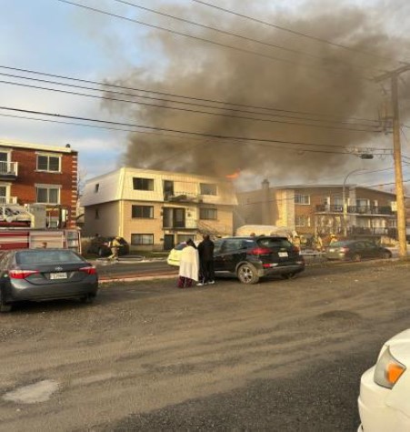 Un feu dû à une défaillance électrique a sérieusement endommagé un bâtiment résidentiel de la rue Alfred-Laliberté, tout près du Centre de la nature, tôt dans la matinée du mercredi 27 novembre.