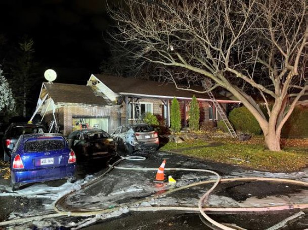 Ce feu de véhicules, propagé à une maison du chemin du Bord de l’Eau, a été maîtrisé en moins de 30 minutes par les pompiers de Laval.