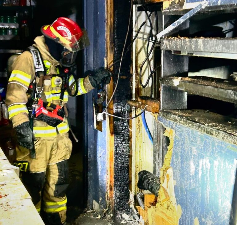 Situés sur le boulevard de la Concorde, à Pont-Viau, Les Insulaires microbrasseurs devraient fermer leurs portes d’ici février 2025 en raison d’un feu d’origine électrique.