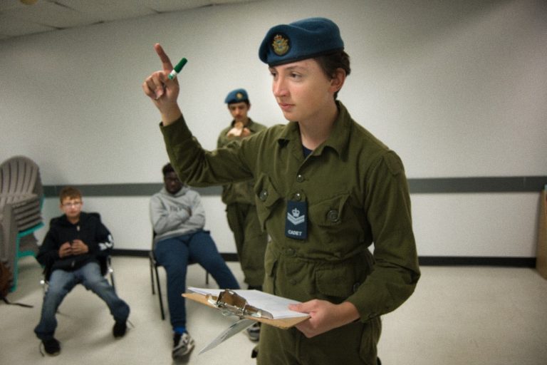 Le caporal de section Justin Messier dirigeant son équipe lors de du jeux cyber tenu à l’escadron 660 Mille-Îles, le samedi 19 octobre. (Photo gracieuseté - Edouard Carpentier)