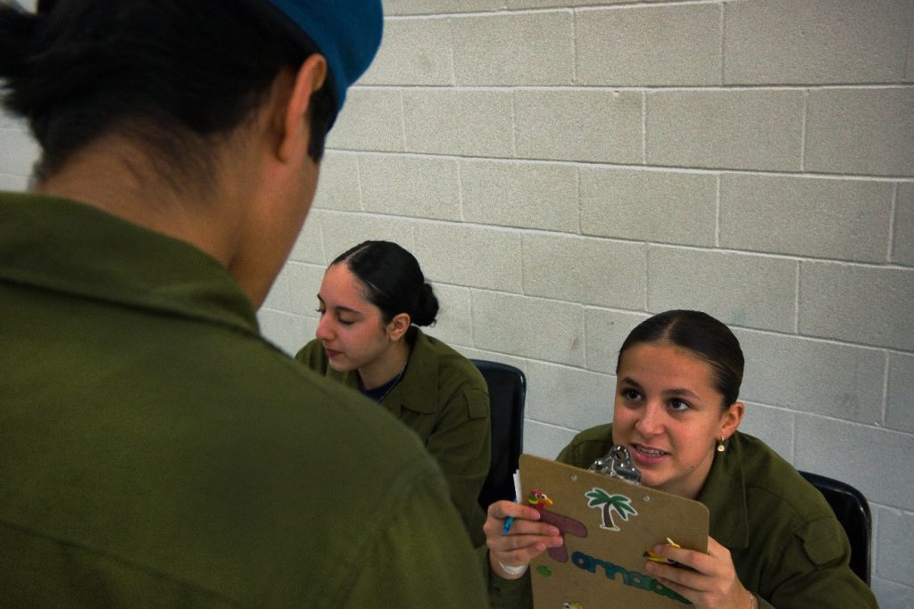 L’adjudante de deuxième classe Catherine Bissonnette et la sergente de section Gael Haddad recueillant des informations lors de l’activité cyber. (Photo gracieuseté - Edouard Carpentier)