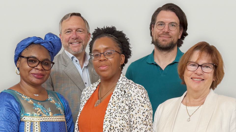 De gauche à droite: Rabiatou Tentié (boursière Joan Walker-Payette 2024), Daniel Walker-Payette (fils de Joan Walker-Payette, créateur de la bourse et grand donateur), Stéphanie Maud Felix (boursière Joan Walker-Payette 2024), Alexandre Vallée-Payette (petits-fils de Joan Walker-Payette) et Lyne Tremblay (présidente de la Fondation de l’OIIQ). (Photo gracieuseté)