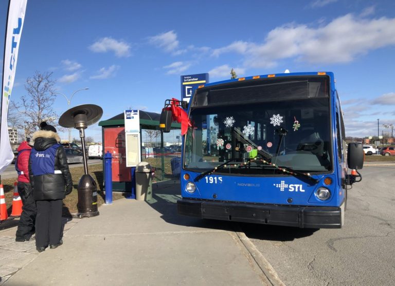 L'autobus de denrées lors de la première édition de la collecte de la STL.