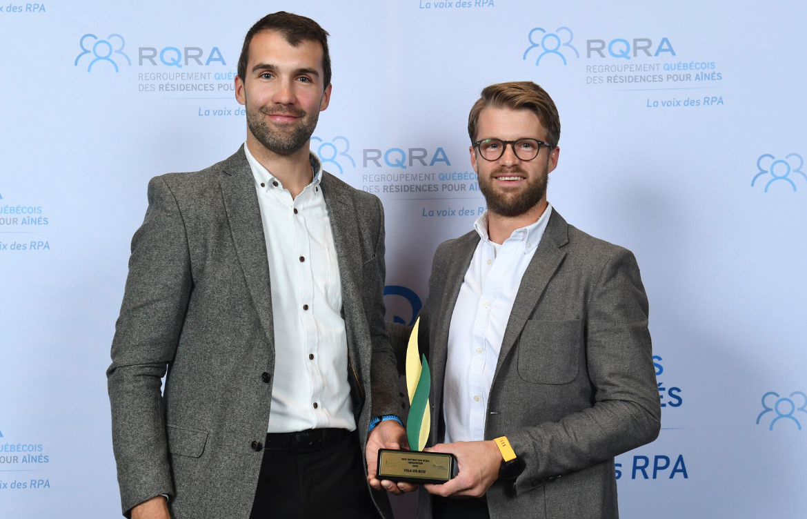 Jonathan et Alexandre Bélanger qui ont remporté le prix de la RPA avec la meilleure innovation technologique aux Prix distinctions du Regroupement québécois des résidences pour aînés 2024.