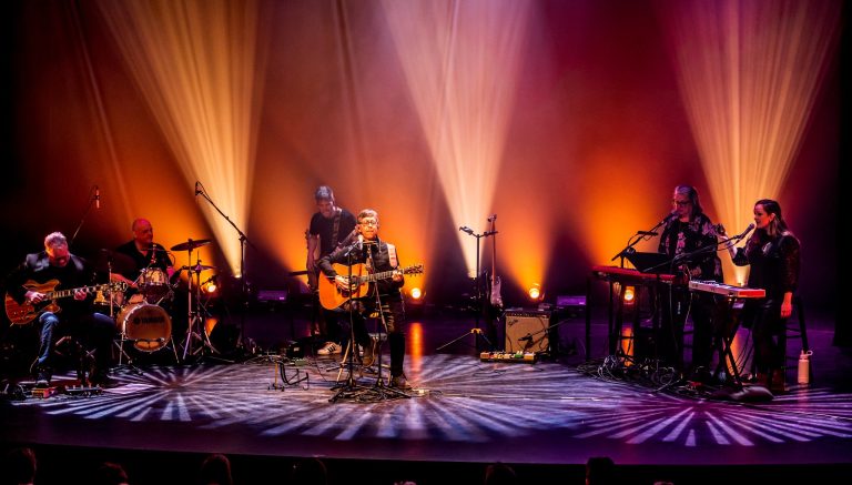 La relecture des premiers succès de Gilles Valiquette inclus notamment l’ajout d’un groupe de musiciens, d’arrangements musicaux et d’harmonies vocales alors que l’album original ne comprenait que guitare et voix. (Photo gracieuseté – Page Facebook Gilles Valiquette en spectacle - Je n’attends que ce moment)