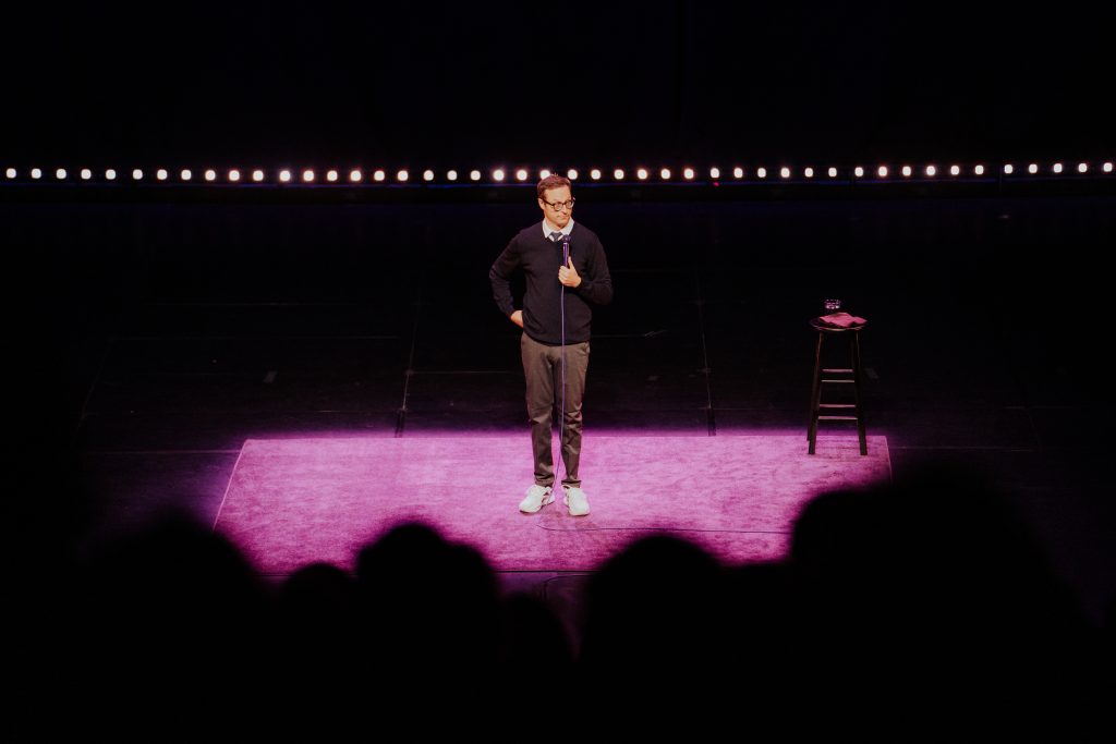 Le quatrième one-man-show de Louis T est doté d’une mise en scène classique associée au style d’humour stand-up. (Photo gracieuseté – Ludovic Rolland)