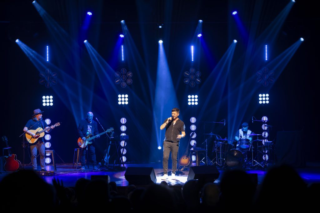 Une mise en scène sobre, à l’image du stand-up classique, habillera le spectacle de Marc Dupré. (Photo gracieuseté - Jessy Brown)