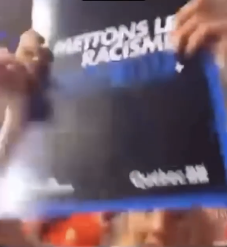 Capture d'écran de la vidéo qui avait été mise en ligne sur les réseaux sociaux, puis qui a été retirée. On y voit un jeune du Collège Saint-Jean-Eudes brandissant une affiche de la campagne Mettons le racisme hors-jeu. 