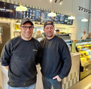 Éric Petraglia et Angelo Capp, copropriétaires du Café Parma.