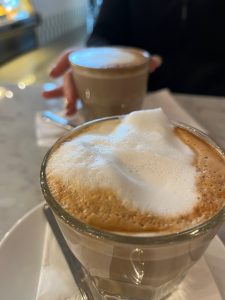 Café au lait au Café Parma.