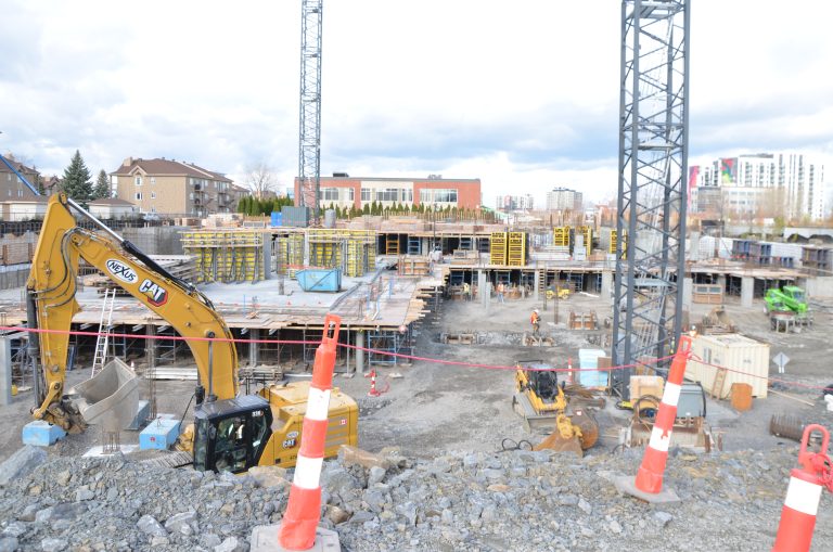 Ce vaste chantier couvre une superficie de 74 000 pieds carrés à l’angle nord-ouest des boulevards du Souvenir et Daniel-Johnson.