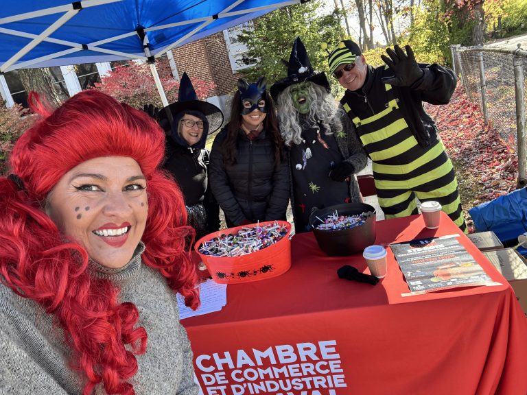 Caroline De Guire, Louise Labelle, Malak El Maledy, Louise Bonami et Jean Rickli ont célébré l'Halloween dans le Vieux Sainte-Rose.