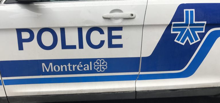 Des patrouilleurs du SPVM et plongeurs de la Sûreté du Québec unissent leurs efforts afin de mettre la main sur des armes à feu utilisées pour le meurtre gratuit d’un jeune homme, à Montréal-Nord, en août 2022.