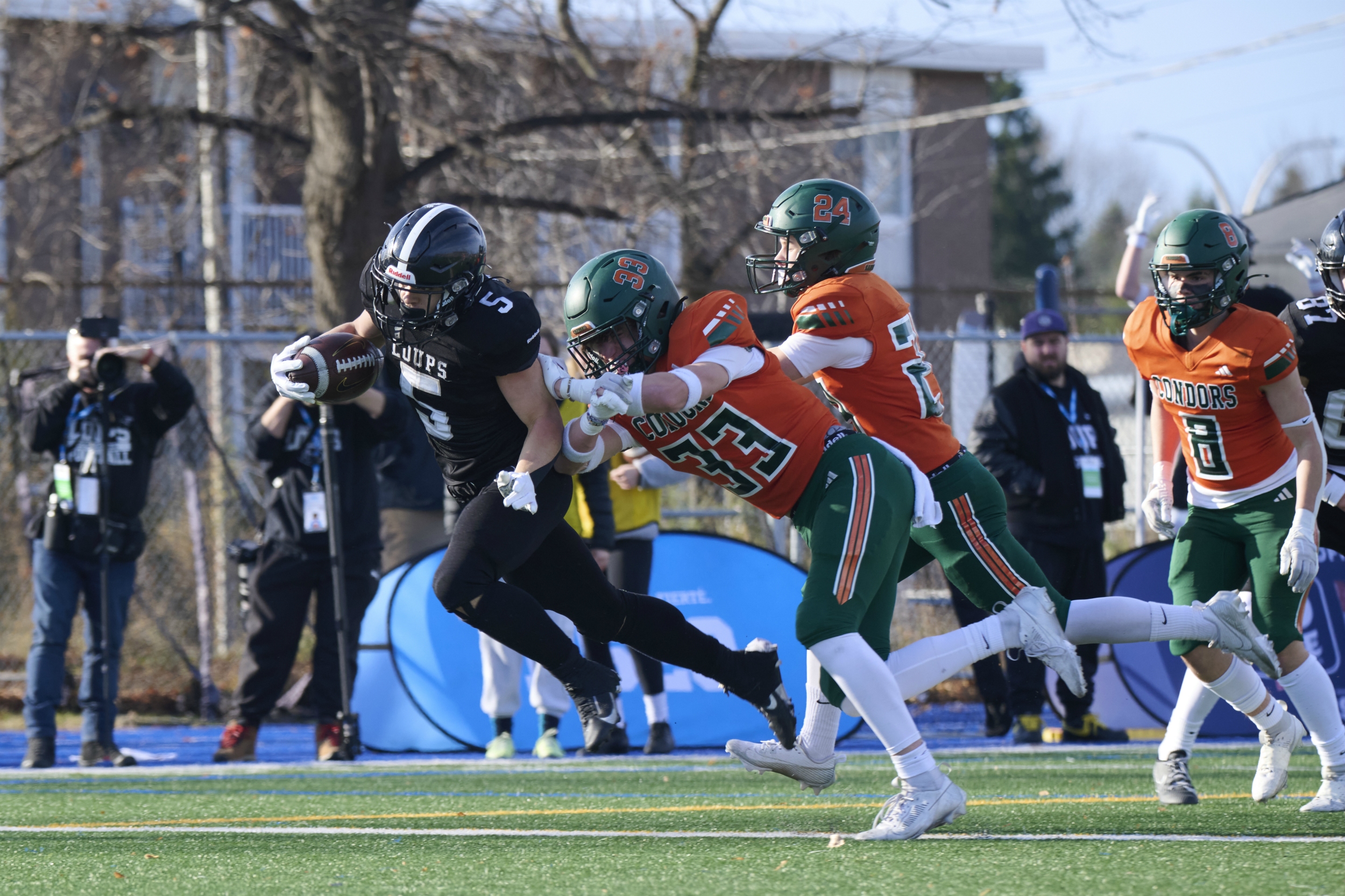 Photo de la finale entre les Condors du Collège Saint-Jean-Eudes et les Loups de Curé-Antoine-Labelle.