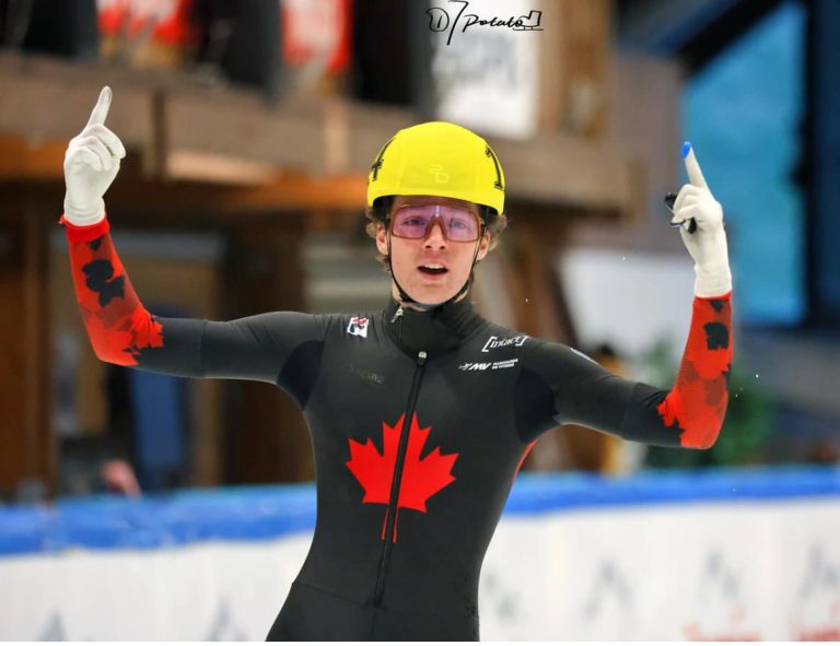 Mathieu Pelletier à la suite de sa performance lui ayant permis d'établir un record mondial junior.