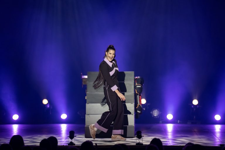 Rendez-vous le 20 novembre à la salle André-Mathieu pour une soirée de rires et de découvertes avec Ève Côté. (Photo gracieuseté - Patrick Beaudry)