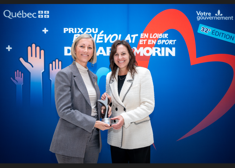 Audrey Charpentier, lauréate régionale pour Laval du prix Dollard-Morin, en compagnie de la ministre responsable du Sport, du Loisir et de Plein-air Isabelle Charest, à l'aube d'un hommage de Laval aux gens faisant du bénévolat dans la région.