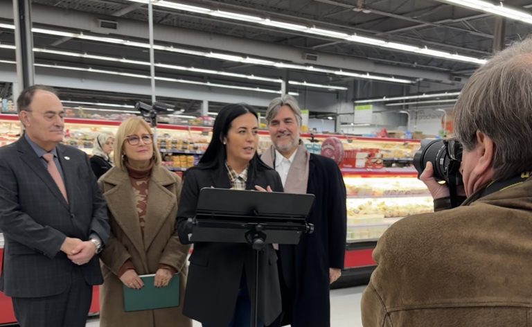 Dimanche dernier, la ministre fédérale Soraya Martinez Ferrada était de passage dans une épicerie indépendante de Chomedey pour y présenter la mesure visant la suspension de la TPS pour la période comprise entre le 14 décembre et le 15 février 2025. Elle était accompagnée de sa secrétaire parlementaire et députée de Vimy, Annie Koutrakis, et des députés de Laval – Les Îles et d’Alfred-Pellan, Fayçal El-Khoury et Angelo Iacono.