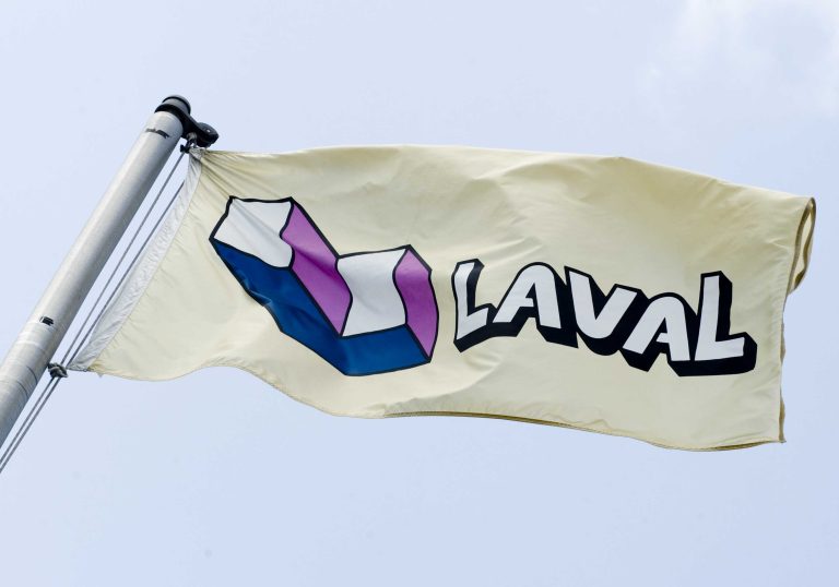 Drapeau de la Ville de Laval qui prévoit une interruption de ses systèmes informatiques.