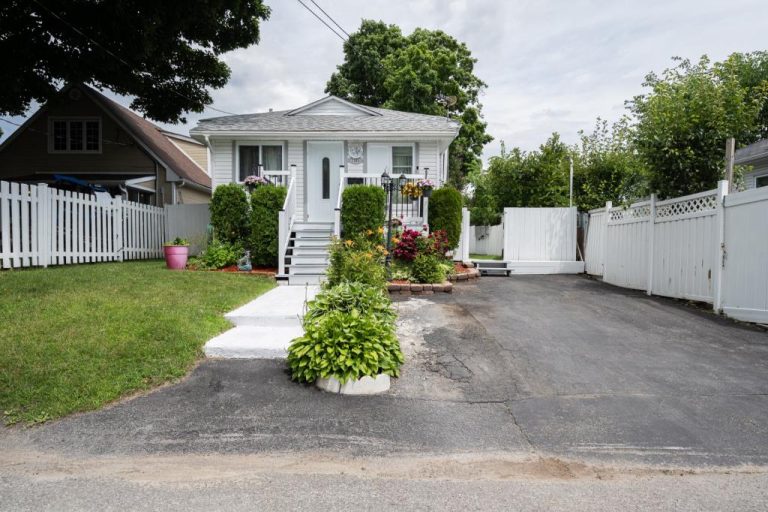 Maison située au 2385, 31e Avenue, dans Laval-Ouest, en vente pour 300 000$.