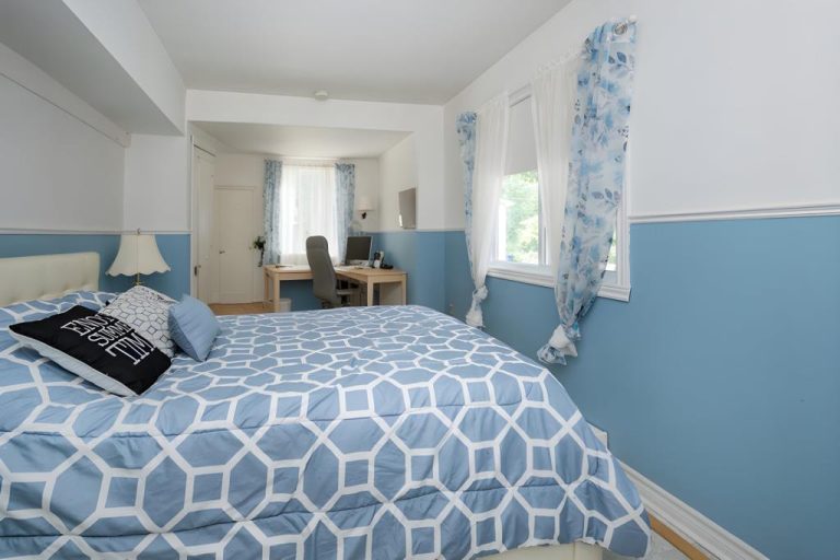 Intérieur d'une maison située au 2385, 31e Avenue, dans Laval-Ouest, en vente pour 300 000$. (Capture d'écran - Centris)