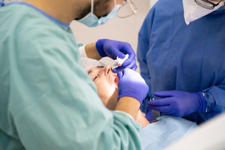 dentiste offrant des soins dentaires