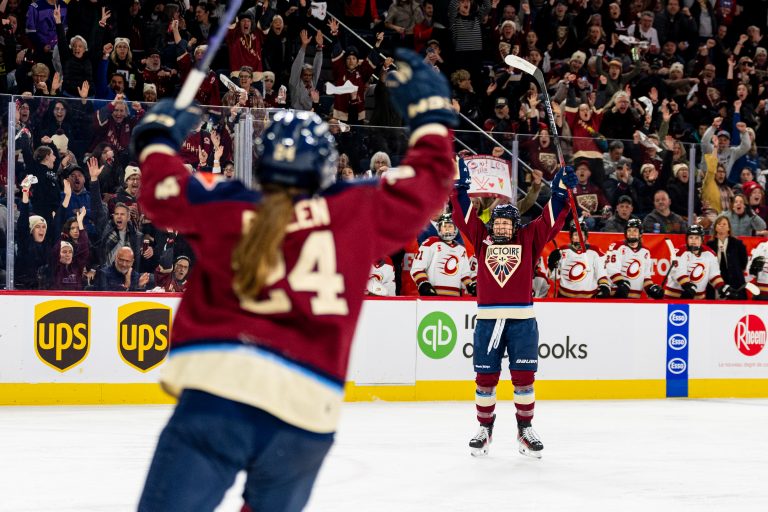 Célébration d'un but lors du premier match de la saison 2024-2025 de la Victoire à la Place Bell.