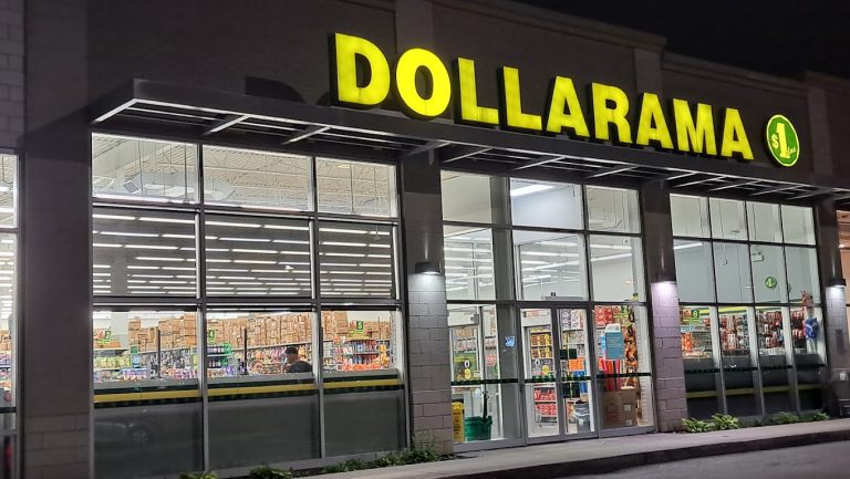 La succursale Dollarama située au 640, boulevard Le Corbusier.