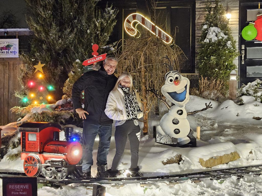 Mario et Suzie Gauthier, devant leur demeure décorée pour Noël. (Photo 2M.Media – Corinne Prince)