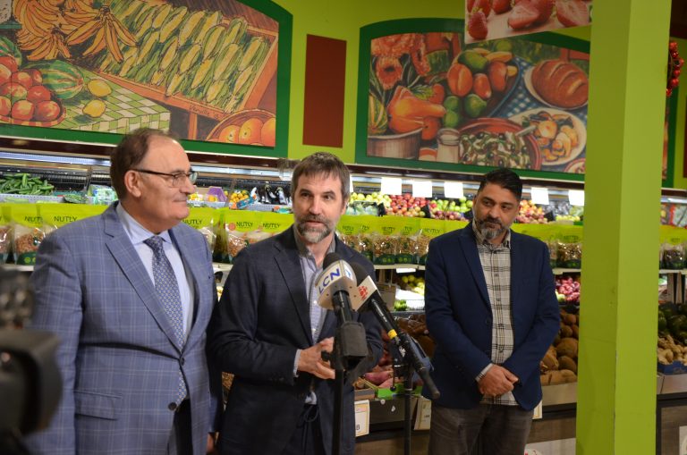 Le ministre Steven Guilbeault en présence du député de Laval-Les Îles, Fayçal El-Khoury, et du directeur du supermarché Vie en Vert Laval du boulevard Notre-Dame, dans Chomedey, Fardin Akhari.