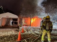 Le feu a très lourdement endommagé une maison de type ancien chalet de plaisance typique du Vieux-Sainte-Rose malgré l’intervention efficace des pompiers de Laval.