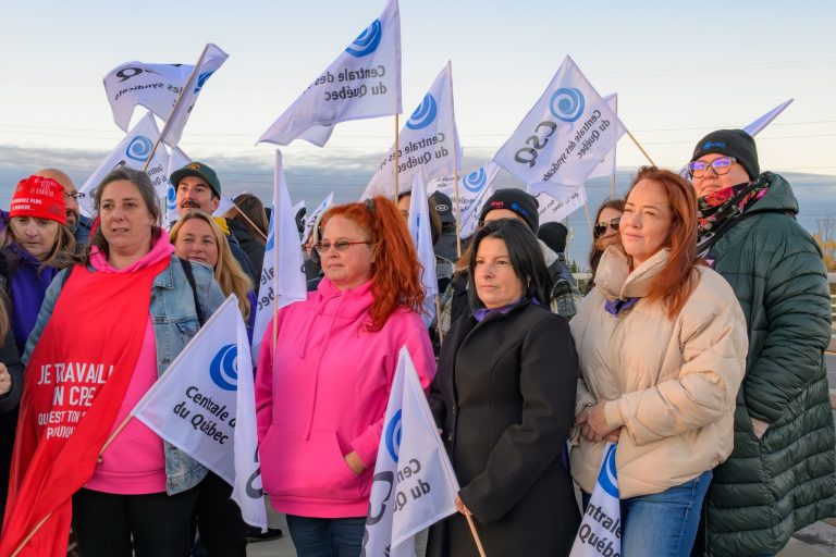 Militantes du réseau de la petite enfance lors d’une manifestation dénonçant l’état de la négociation, en octobre. (Photo gracieuseté – Page Facebook Fédération des intervenantes en petite enfance du Québec Fipeq-Csq)